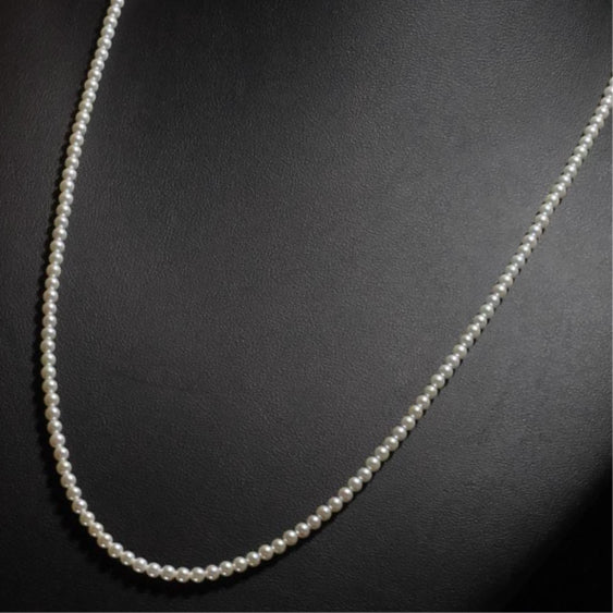 1本のネックレスに、テリの美しい真珠を、およそ120個も使用